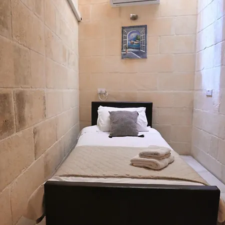 The Cloisters Nocleg ze śniadaniem 4*