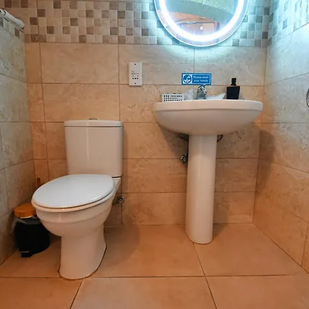 The Cloisters Nocleg ze śniadaniem