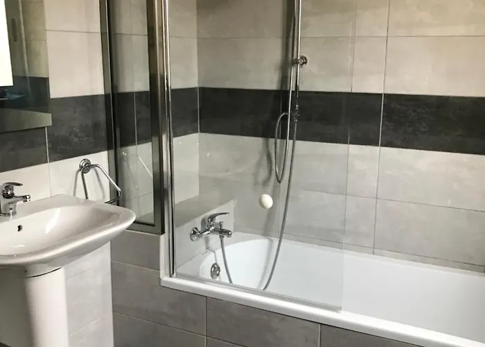 The Cloisters 4* 沙拉